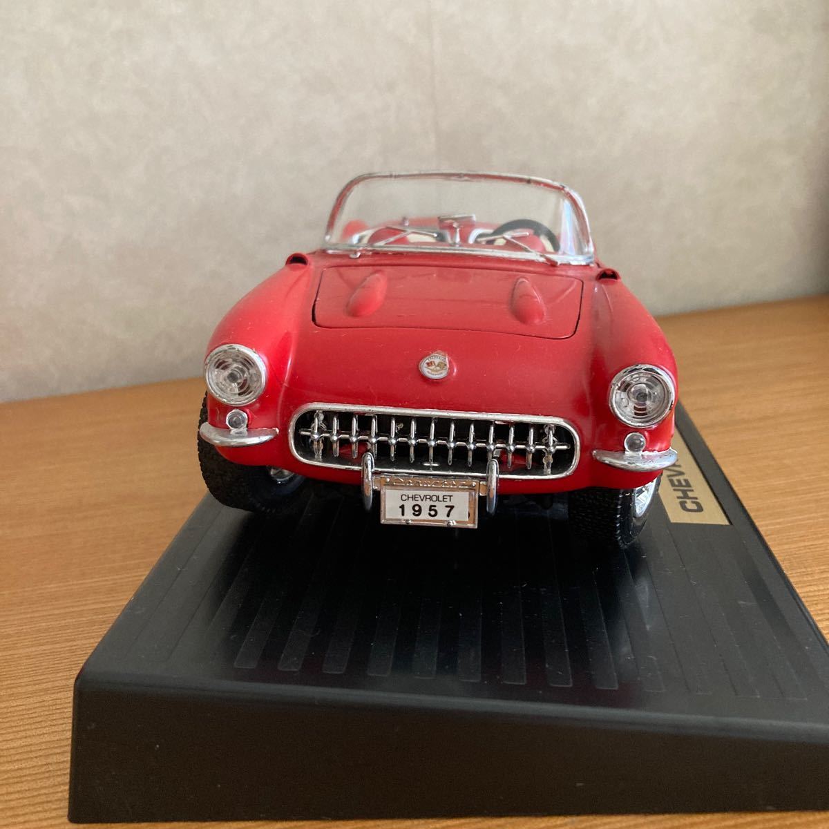 Road Tough CHEVROLET CORVETTE (1957) 1/18 DIE-CAST METAL Road Tough CHEVROLET CORVETTE (1957) 1/18 DIE-CAST METAL