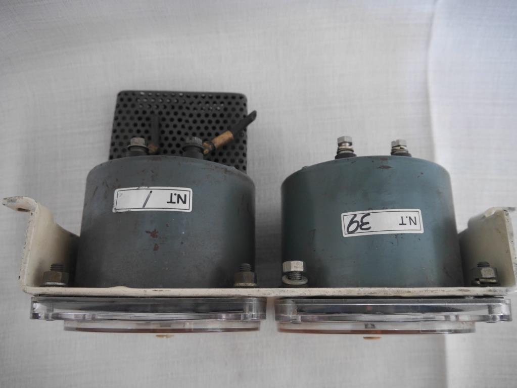 鉄道廃品 電圧計器 メーター 2個セット台座付き HITACHI Type SR35 1963年製の画像3