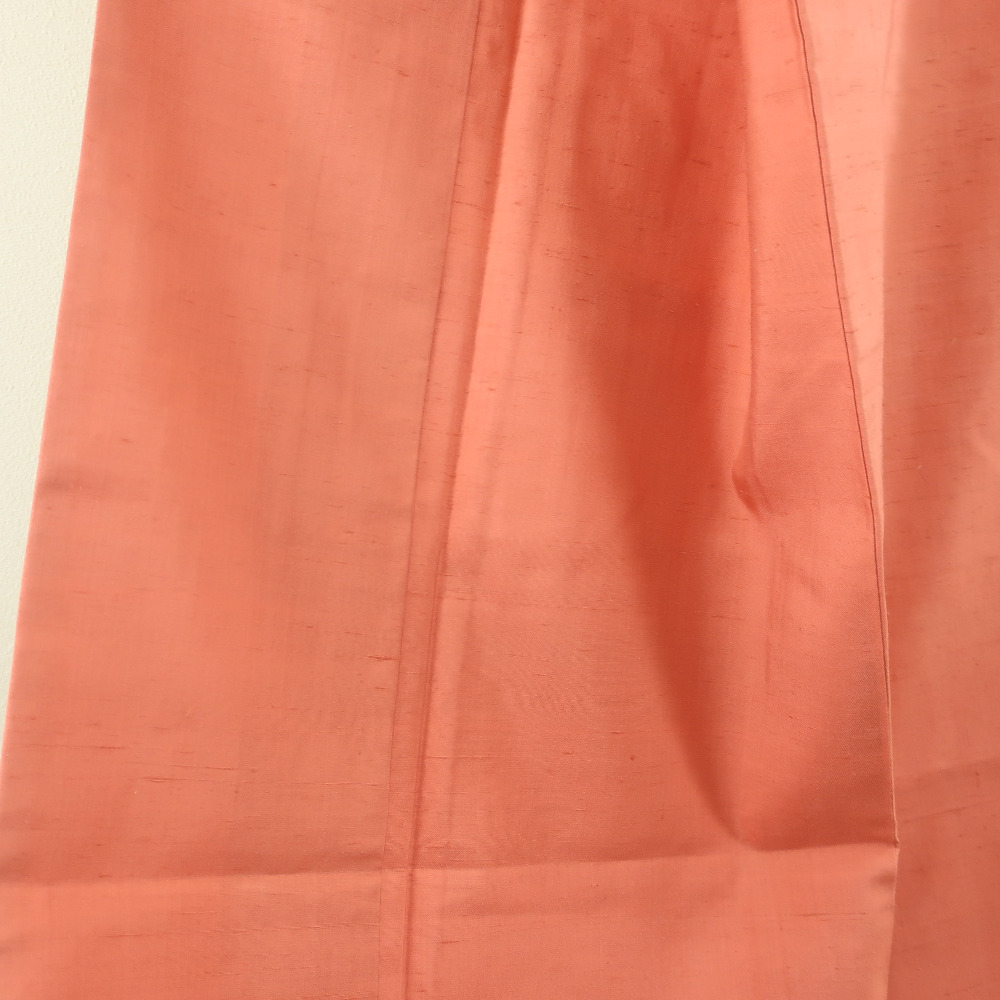 色無地 紬地 一つ紋 抱き柏紋 袷 広衿 赤橙色 正絹 仕立て上がり着物 身丈158cm_画像2