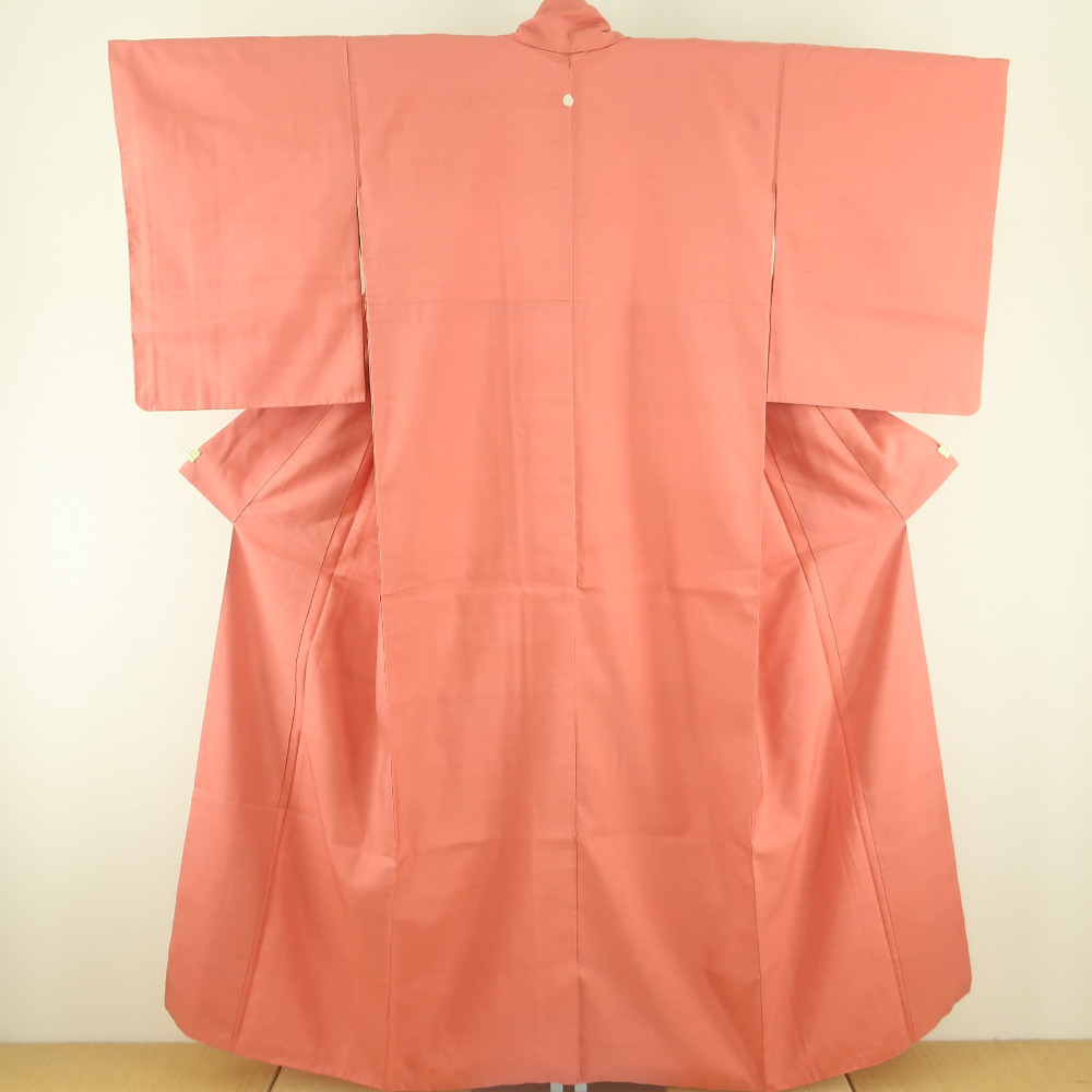 色無地 紬地 一つ紋 抱き柏紋 袷 広衿 赤橙色 正絹 仕立て上がり着物 身丈158cm_画像1