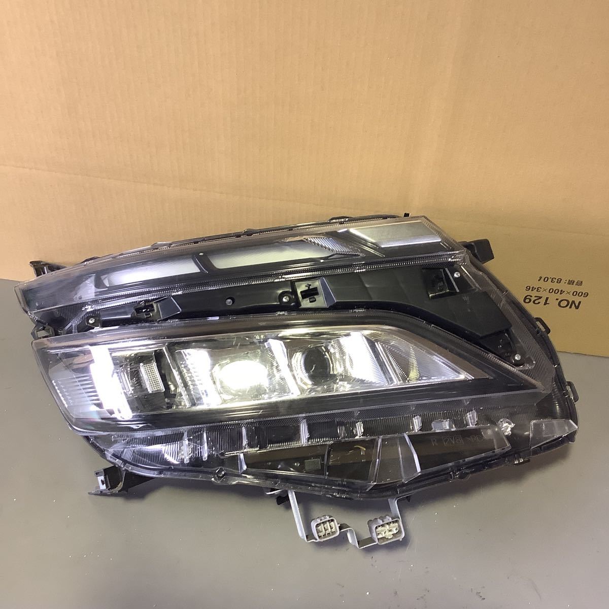 1496 TOYOTA ヴォクシー 右 ヘッドライト ZRR80 後期 LED 28-240