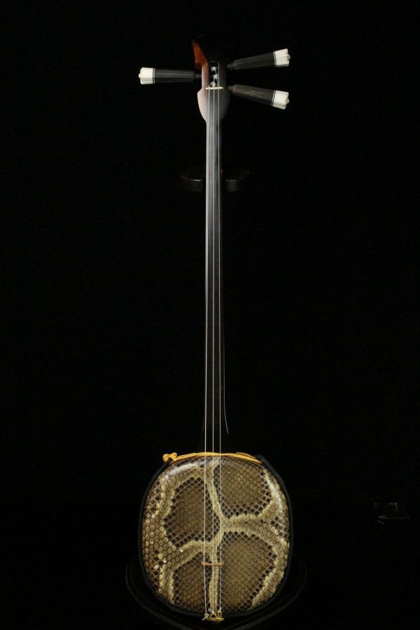 超歓迎お得】 ヤフオク! - 時代琉球三線 八重山黒木 本蛇皮張 真壁 ...
