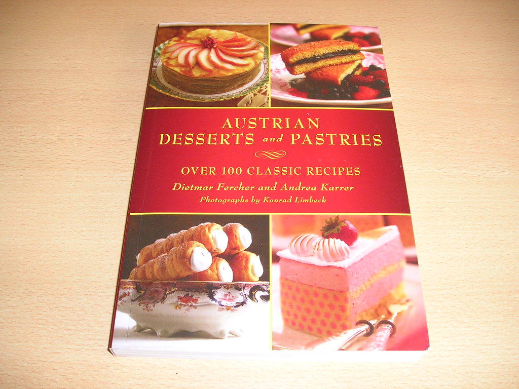 洋書・Austrian Desserts and Pastries・美食の麗都オーストリア ウイーンのお菓子の精選集です_画像1