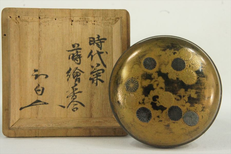 T 江戸千家初代 川上不白 孤峰 書付 時代菊蒔絵 香合 作者不詳 T 江戸千家初代 川上不白 孤峰 書付 時代菊蒔絵 香合 作者不詳