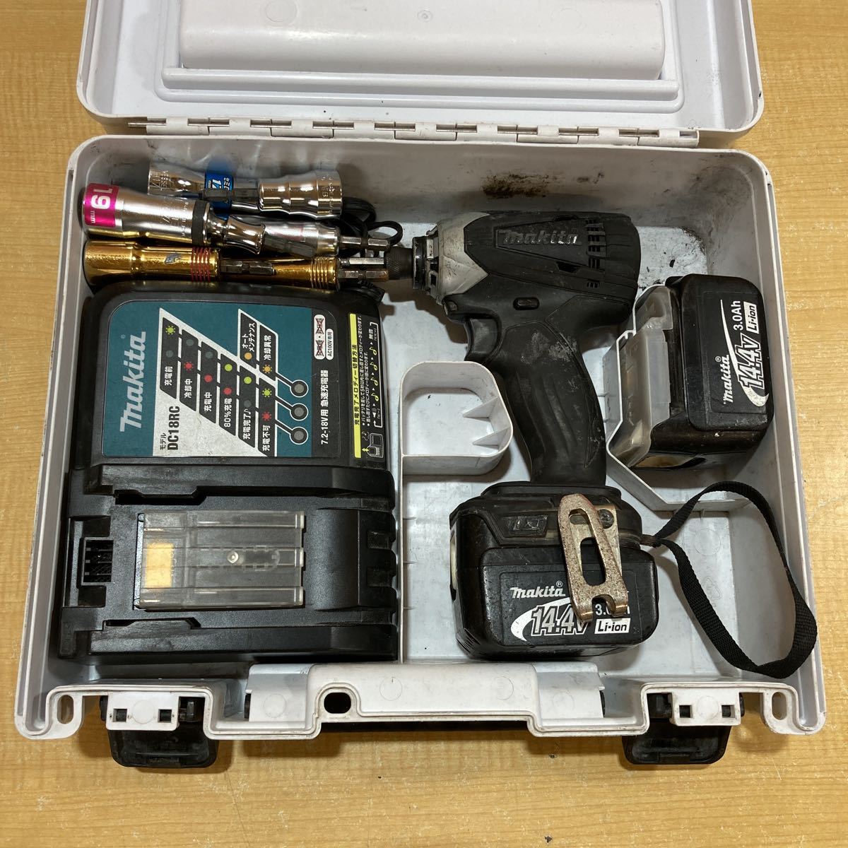 A○ makita マキタ 14.4V 充電式インパクトドライバー TD134DX2W アタッチメント・充電器・バッテリ2個付