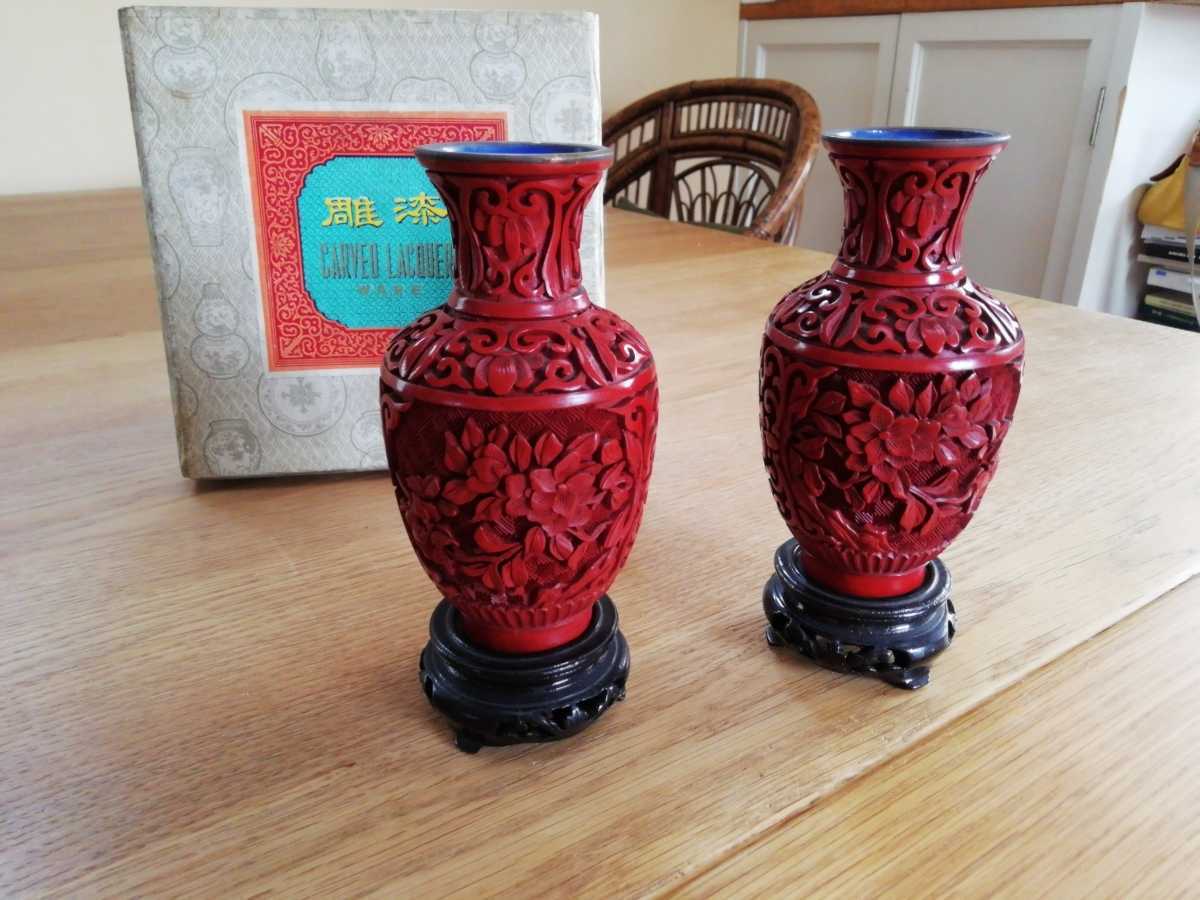 中国古玩 雕漆 剔紅 堆朱 花瓶 一対 台座付 当時箱付 牡丹花彫 北京彫 