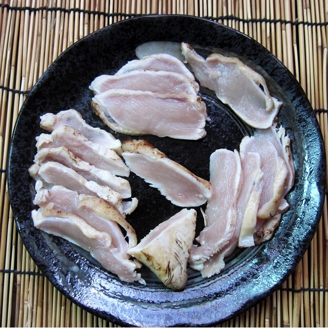 旨味の強い「炙り鳥刺しムネ肉500g以上」国産、長期飼育で味の濃い熟鶏を使用_画像6