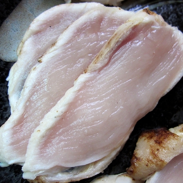 旨味の強い「炙り鳥刺しムネ肉500g以上」国産、長期飼育で味の濃い熟鶏を使用_画像3