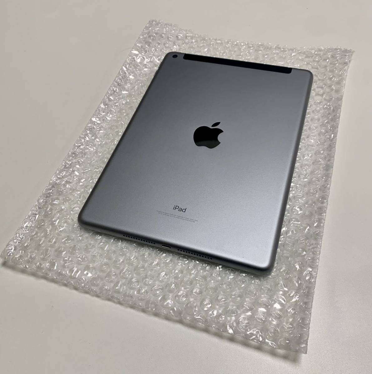 美品】Apple iPad 第6世代 32GB 9.7インチ Wi-Fi + Cellularモデル