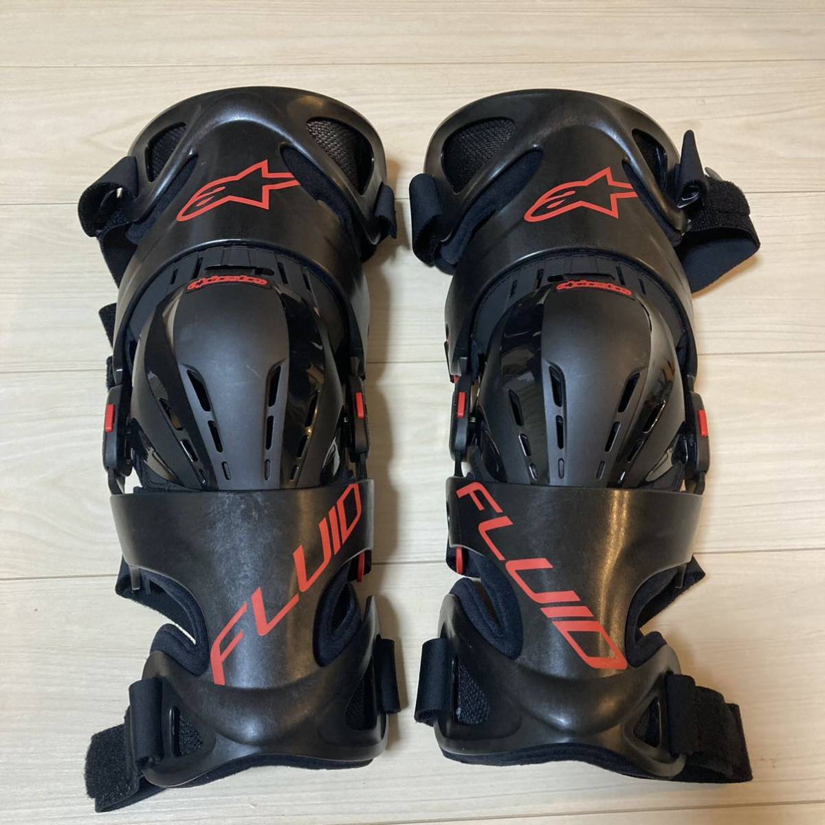 黒くてカッコいい!Alpinestars Fluid Pro ニーブレース XL/XXL モトクロス エンデューロ 膝プロテクター アルパインスターズ pod k4 YZ KTMの画像1