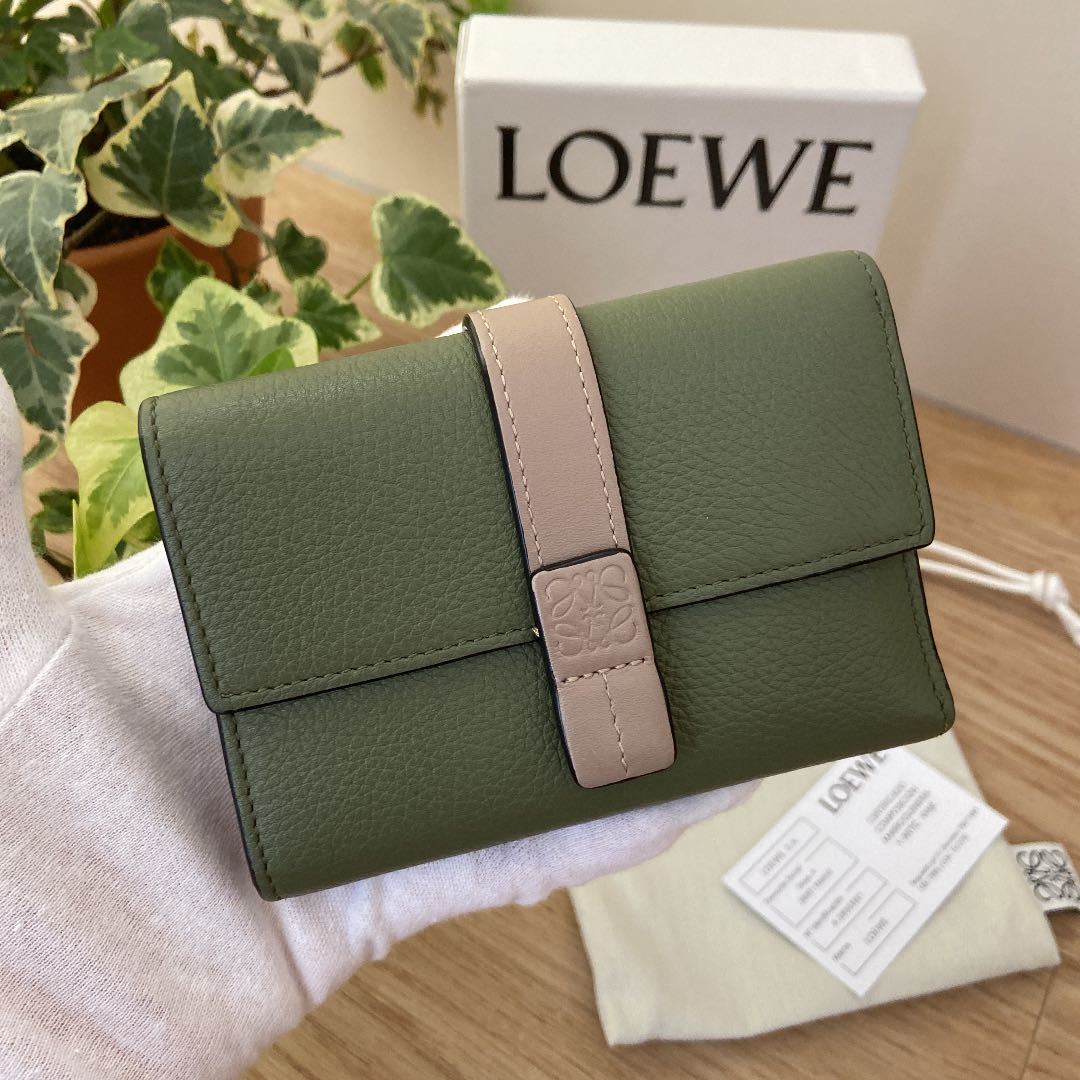 LOEWE ロエベ スモールバーティカルウォレット　三つ折りコンパクトミニ財布　レザーウォレット　アボカドグリーン　サンド　希少限定色