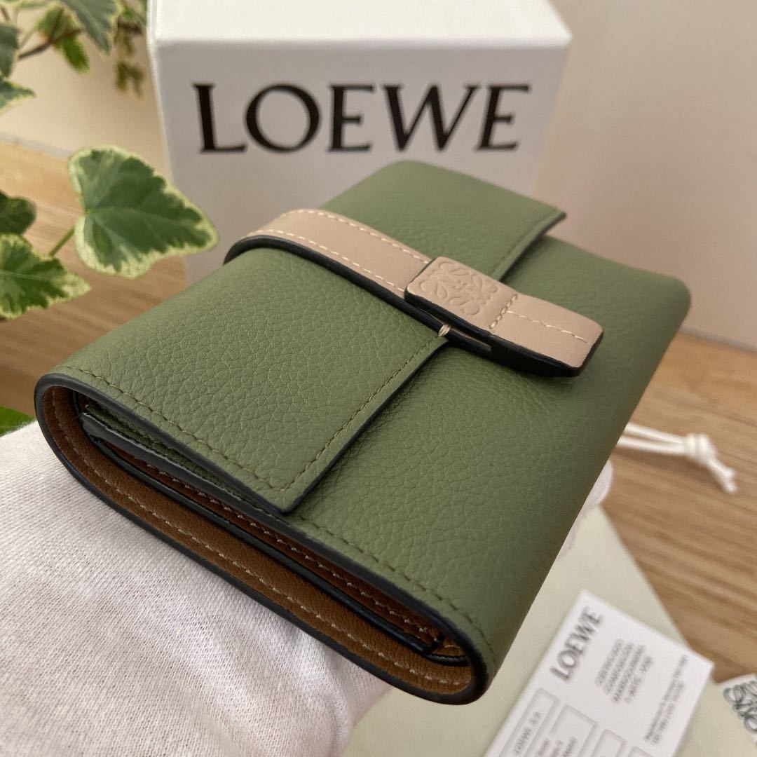 LOEWE ロエベ スモールバーティカルウォレット　三つ折りコンパクトミニ財布　レザーウォレット　アボカドグリーン　サンド　希少限定色