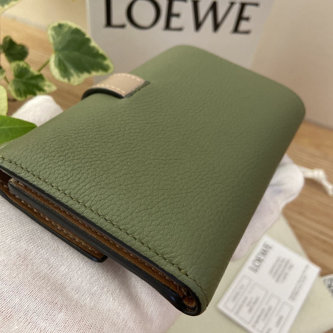 LOEWE ロエベ スモールバーティカルウォレット　三つ折りコンパクトミニ財布　レザーウォレット　アボカドグリーン　サンド　希少限定色