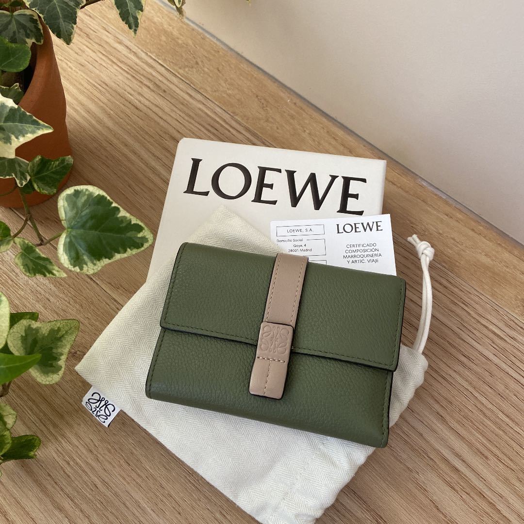 LOEWE ロエベ スモールバーティカルウォレット　三つ折りコンパクトミニ財布　レザーウォレット　アボカドグリーン　サンド　希少限定色