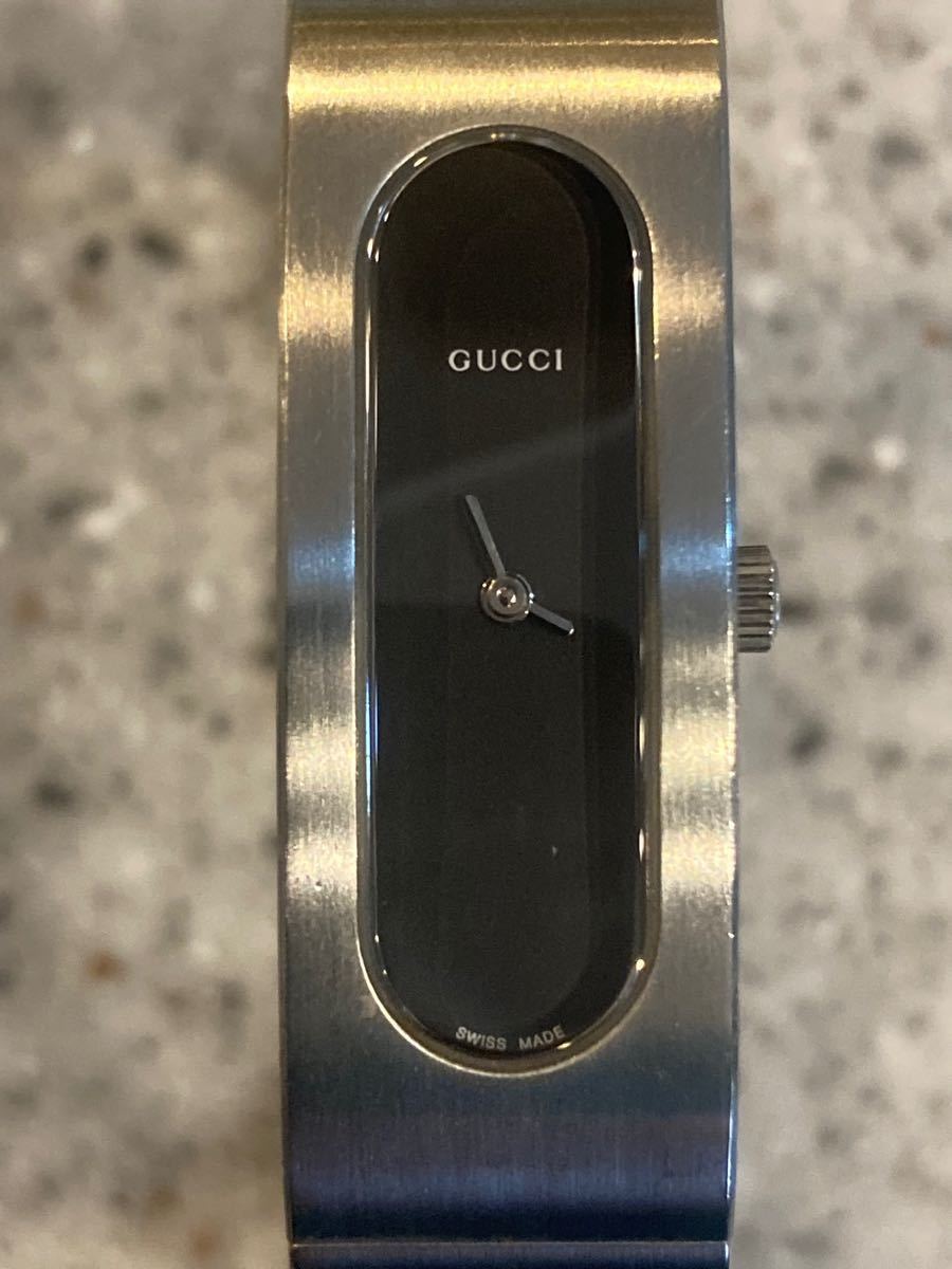 人気定番の Gucci グッチ腕時計 バングルウォッチ 2400S 黒文字盤