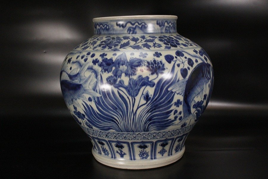 金閣】中国美術 青花 纏枝蓮花 魚草紋 壷 φ33cm 旧家蔵出(MG464) 金閣】中国美術 青花 纏枝蓮花 魚草紋 壷 φ33cm 旧家蔵出(MG464)