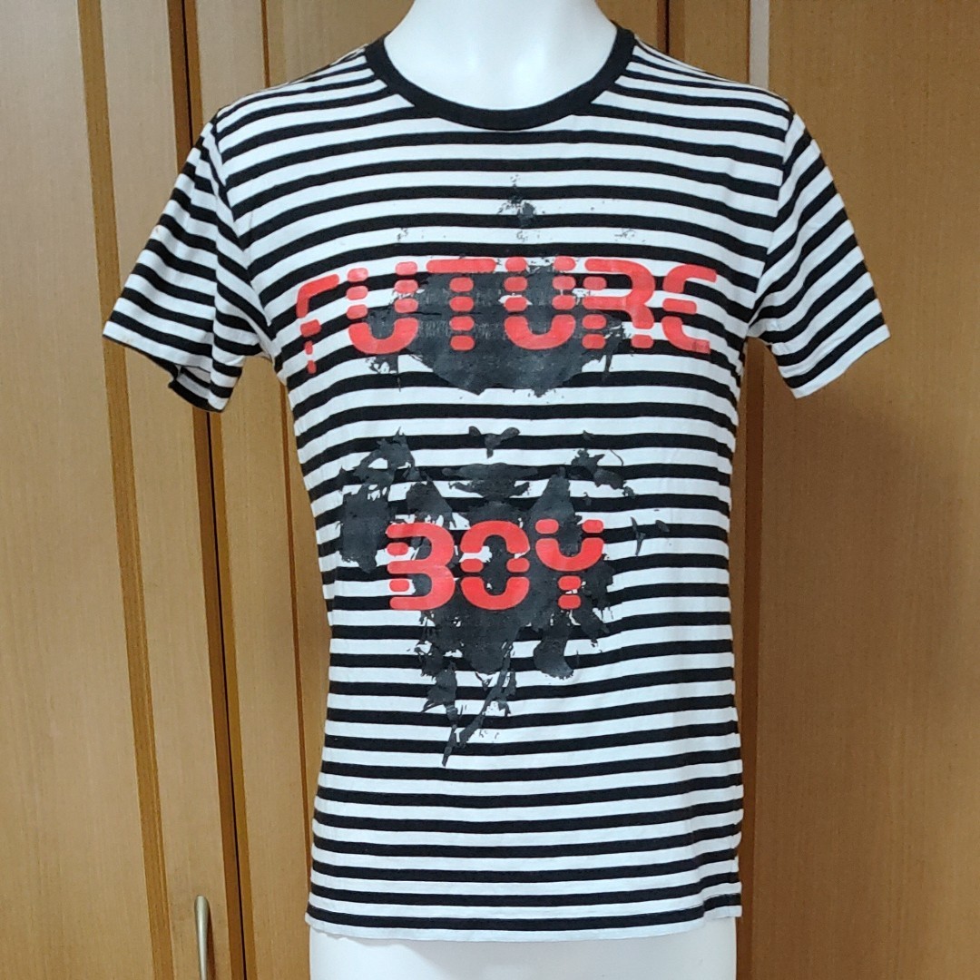 DOES 半袖Tシャツ 白黒ボーダーに映える「FUTURE BOY」赤プリント ドエス バンドTシャツ