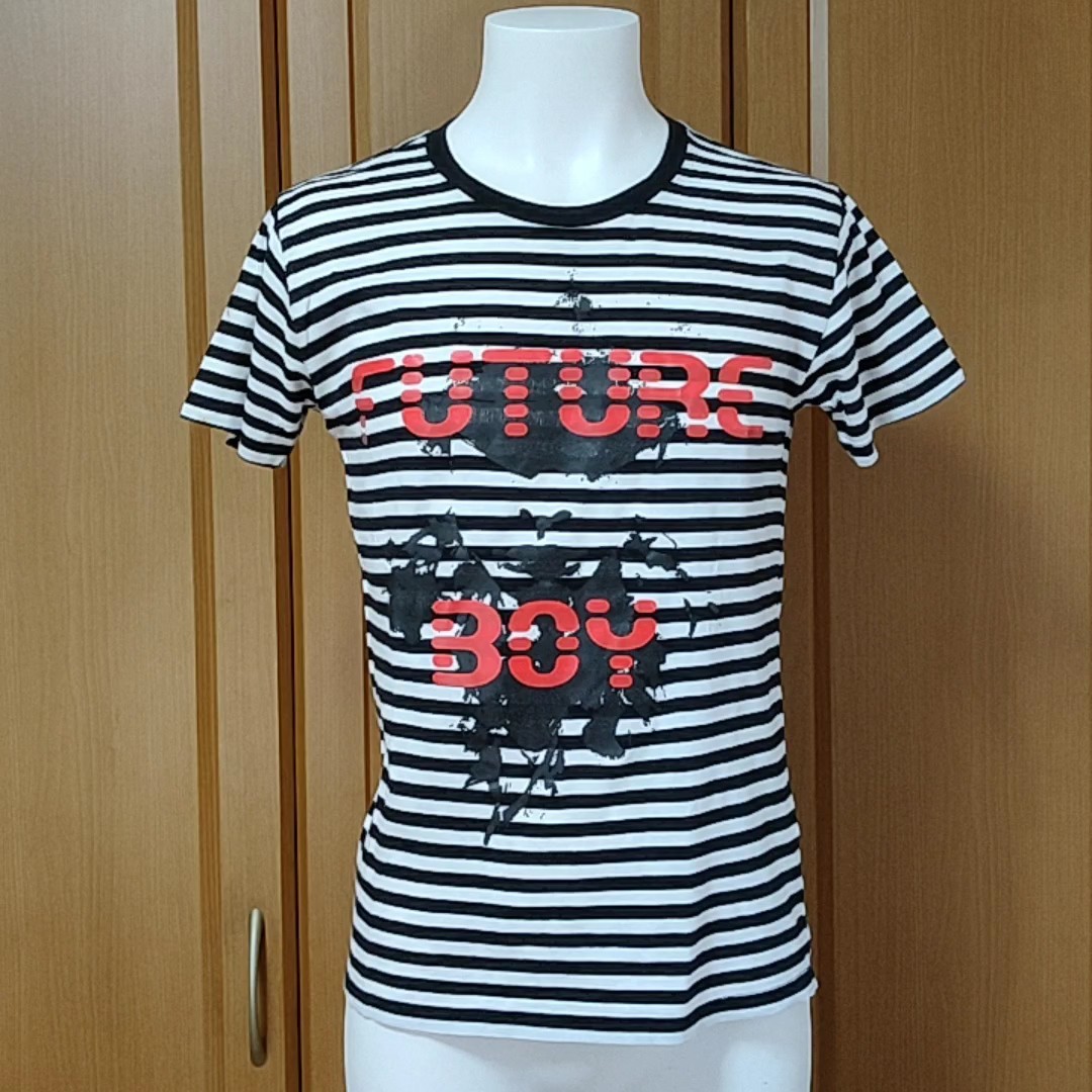 DOES 半袖Tシャツ 白黒ボーダーに映える「FUTURE BOY」赤プリント ドエス バンドTシャツ
