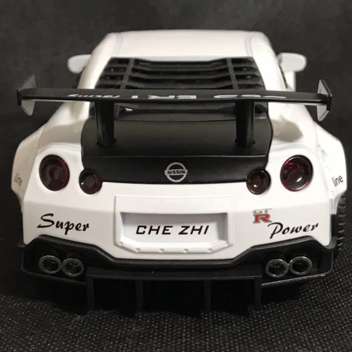 R35 1/24 ダイキャスト　モデルカーライト点灯　エンジン音再生ギミックあり