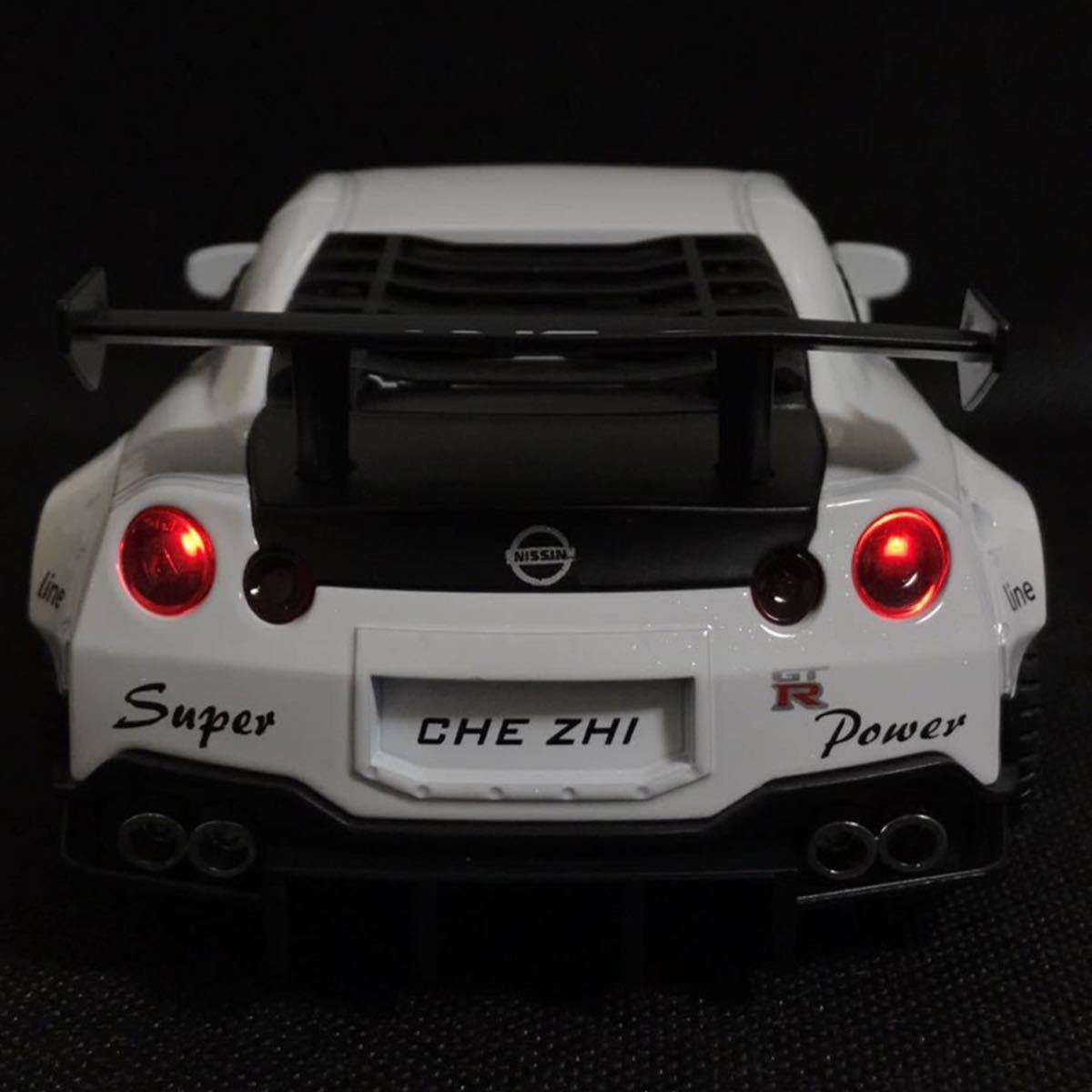 R35 1/24 ダイキャスト　モデルカーライト点灯　エンジン音再生ギミックあり