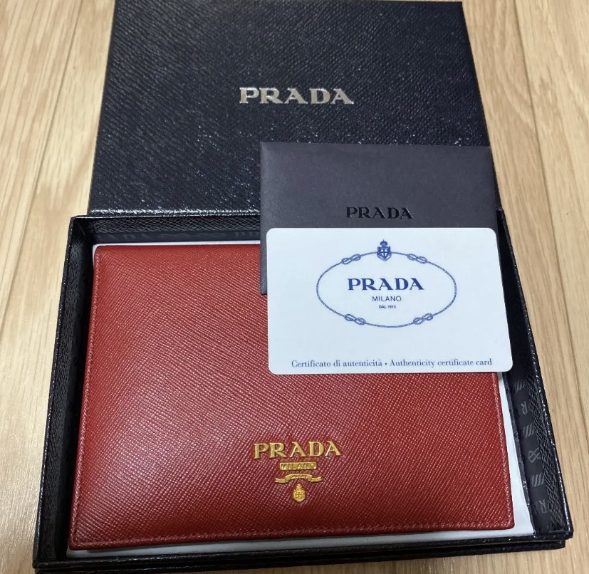 美品PRADA サフィアーノ カードケース85 パスポートケース 1M1412
