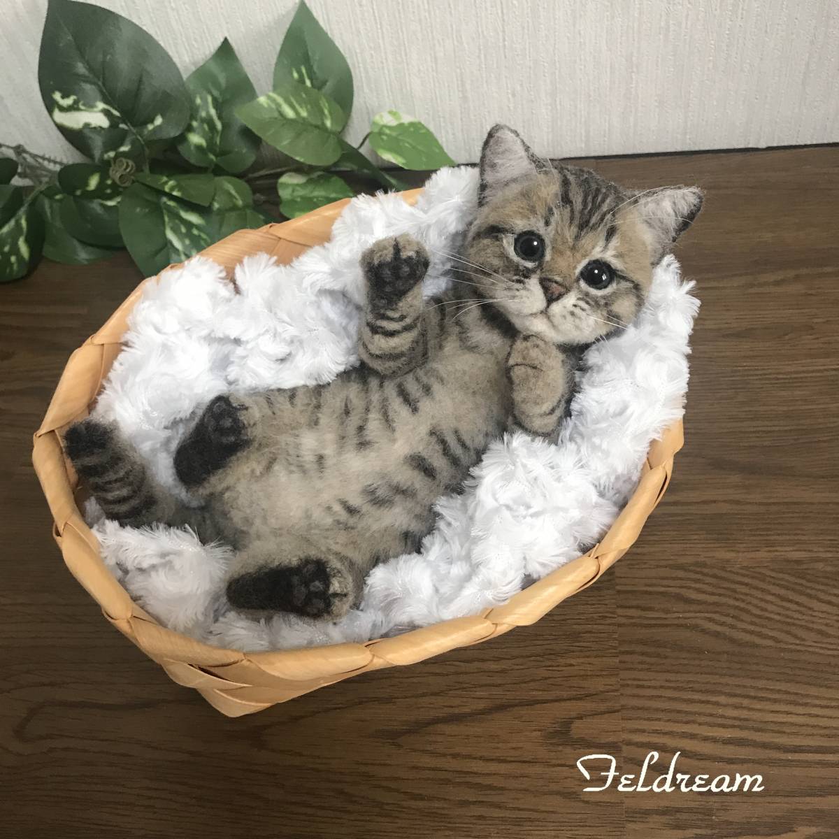 Feldream◆羊毛フェルト猫　キジトラ子猫　寝ころびポーズ　かご猫　ハンドメイド