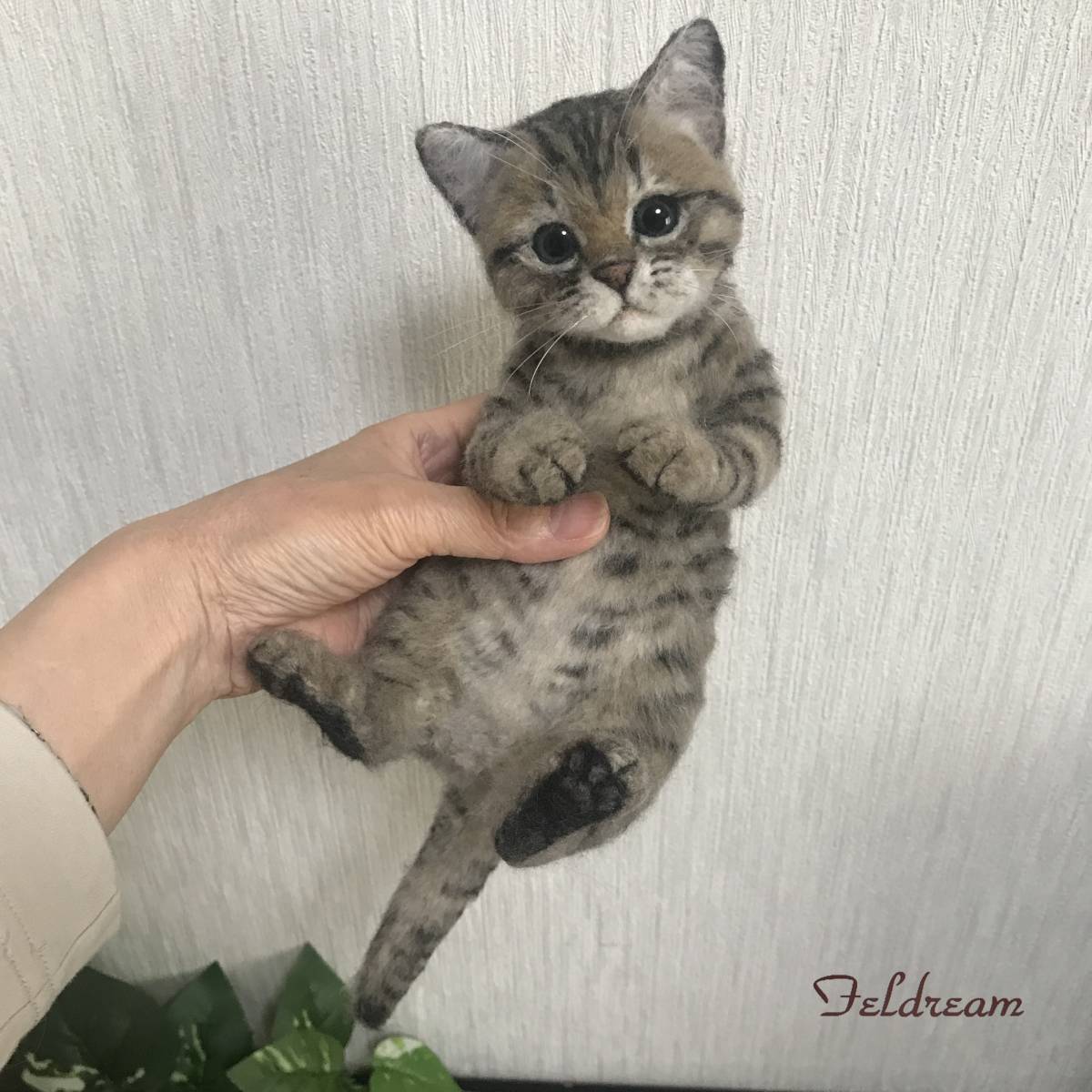 Feldream◆羊毛フェルト猫　キジトラ子猫　寝ころびポーズ　かご猫　ハンドメイド