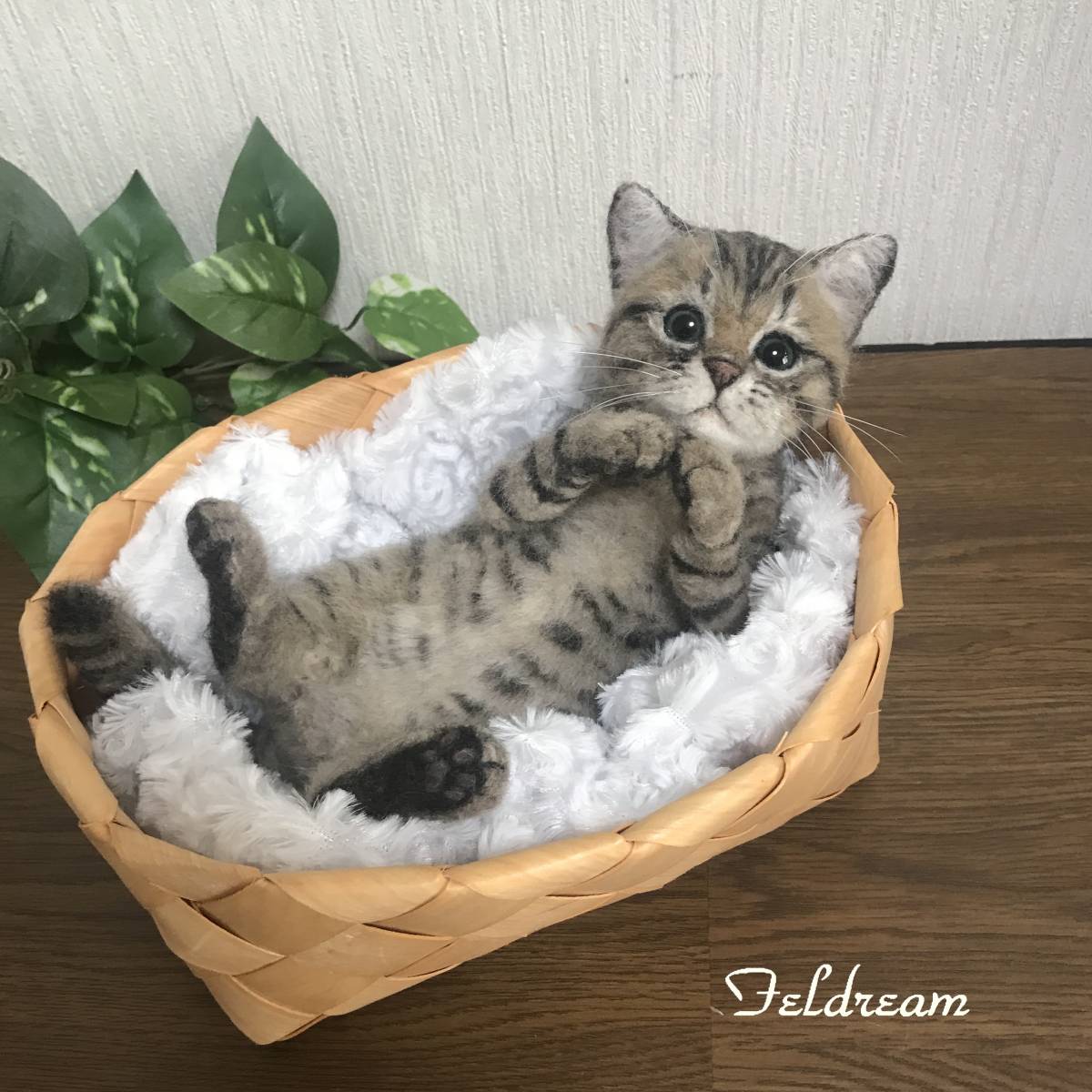 Feldream◆羊毛フェルト猫　キジトラ子猫　寝ころびポーズ　かご猫　ハンドメイド