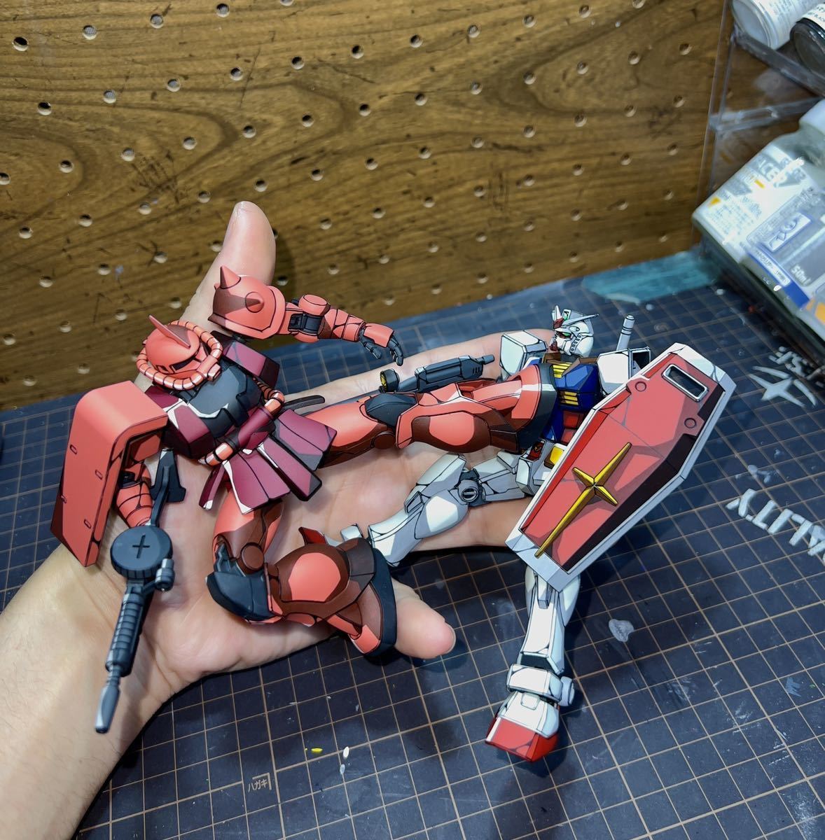 完成品 EG ガンダム HGUC シャア専用ザク 塗装済み 2体セット 完成品 EG ガンダム HGUC シャア専用ザク 塗装済み 2体セット