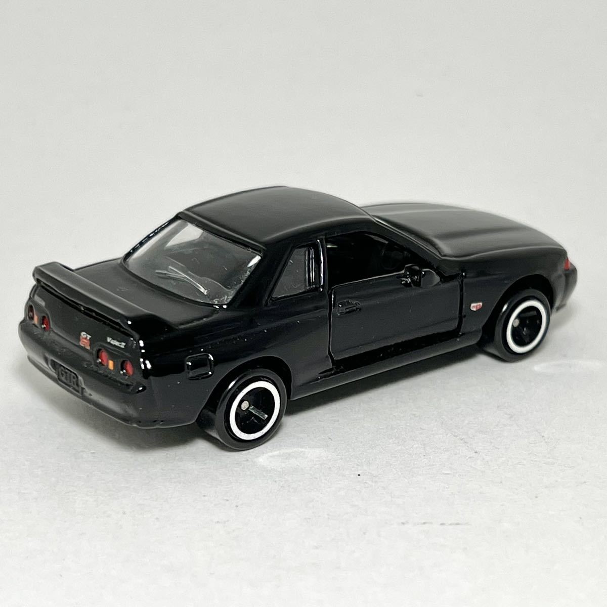 トミカ】 日産 スカイライン GT-R R32 (黒) No.20-6 頭文字D トミカ】 日産 スカイライン GT-R R32 (黒) No.20-6 頭文字D