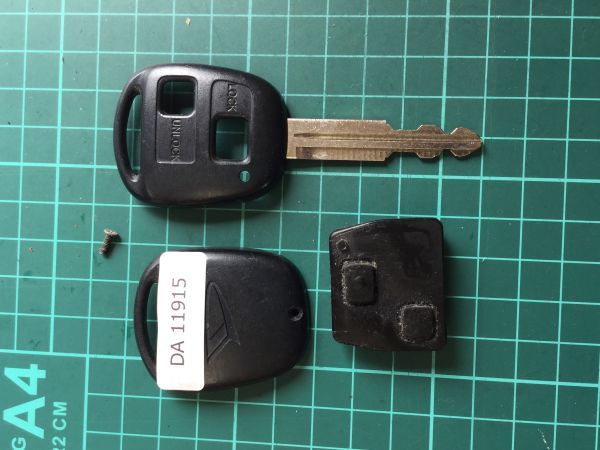 Da ダイハツ 純正 キーレス 2ボタン Dh刻印 裏黒 ムーヴ タント エッセ ラテ ミラ ハイゼットカーゴ ブーン等 本物 Da ダイハツ 純正 キーレス 2ボタン Dh刻印 裏黒 ムーヴ タント エッセ ラテ ミラ ハイゼットカーゴ ブーン等 本物