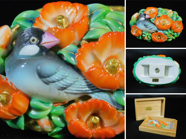 小島俊兼(トシカネジュエリー)文鳥と椿(花鳥)陶芸 帯留(陶器製)共箱