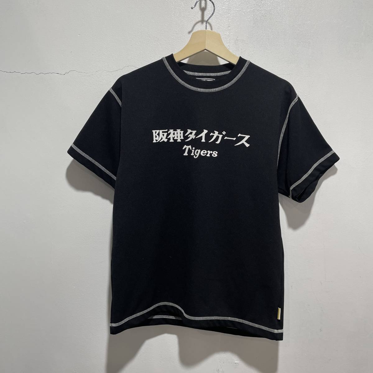 ☆送料無料☆阪神タイガース☆プリントTシャツ☆Sサイズ☆ぶいぶいいわすでぇ〜☆野球☆e22c_画像1