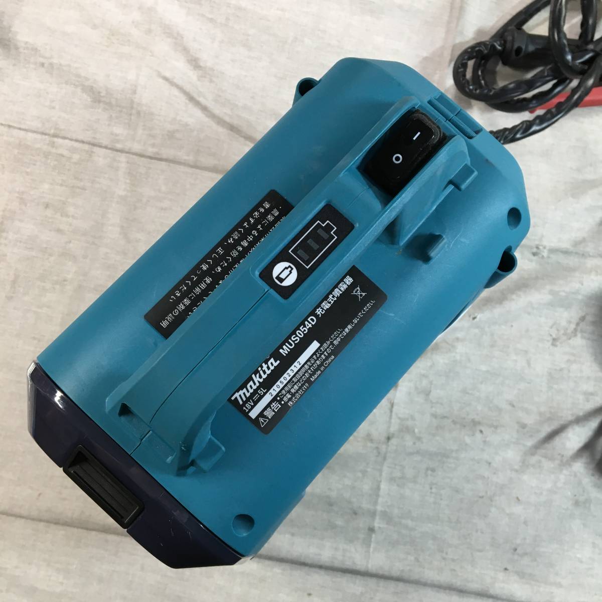 現状品　マキタ(Makita) 充電式噴霧器 肩掛式 5Lタンク 18V3Ah バッテリ・充電器付 MUS054DSF_画像4