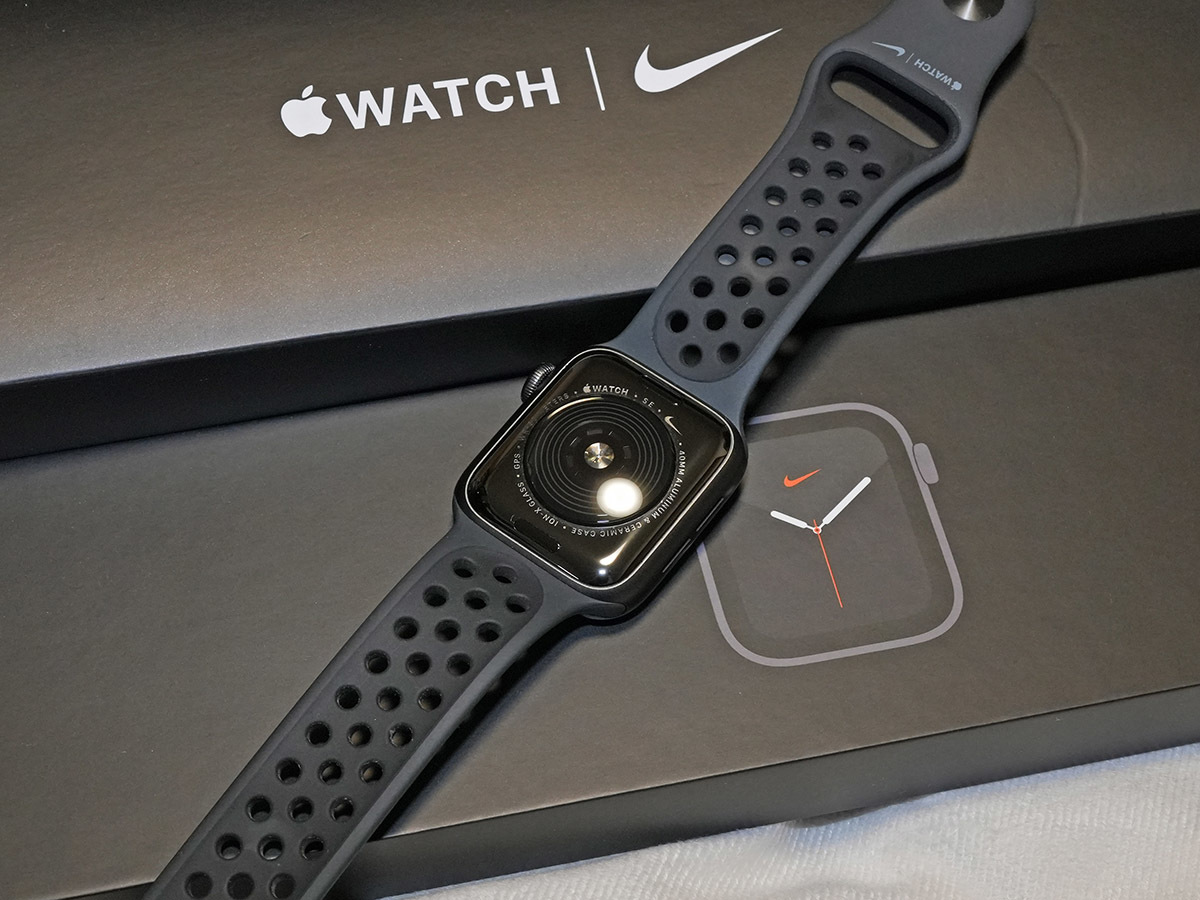 Apple Watch Nike SE GPS model 40mm MYYF2J/A A2351 anthracite | black Nike sport band 