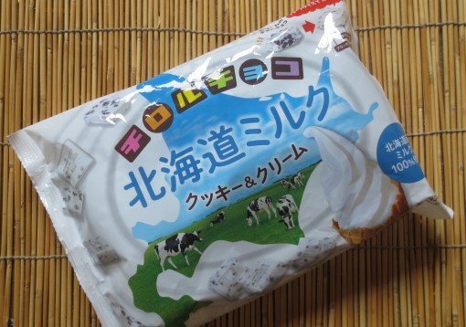 チロルチョコ　北海道ミルク　クッキー＆クリーム　北海道産ミルク100%使用　切手可　レターパックで数2まで可_画像1