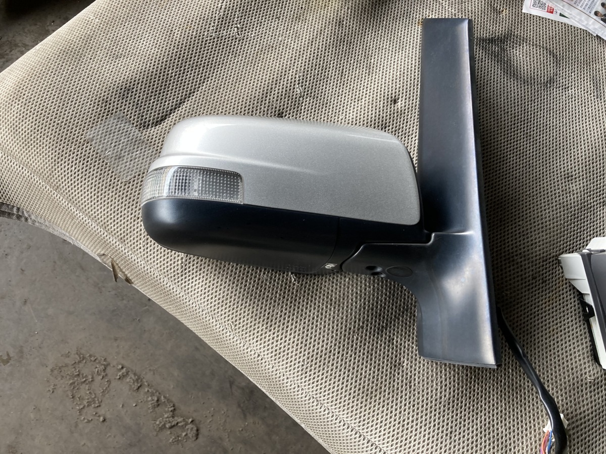 2008 year Nissan Serena CC25 door mirror right only turn signal attaching 