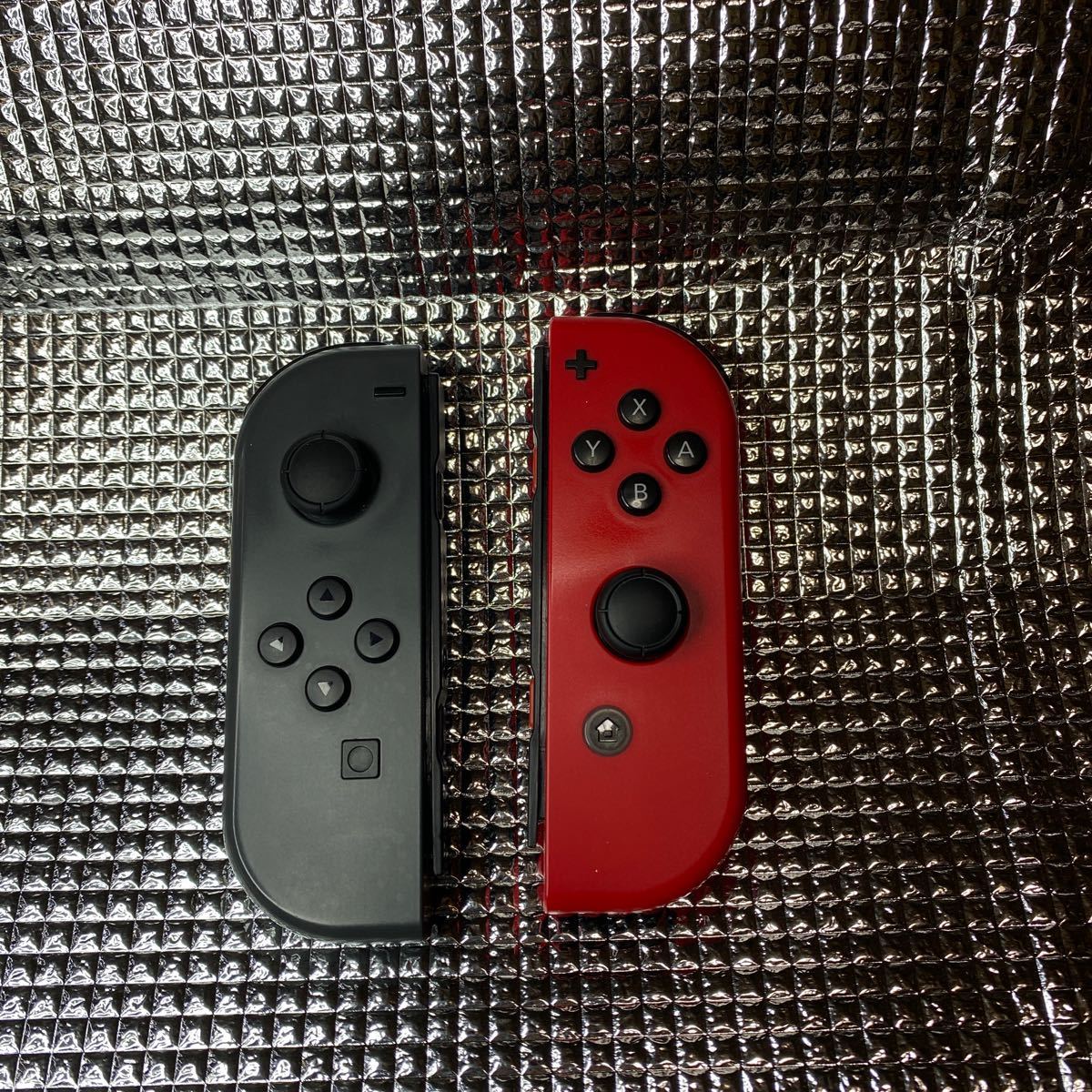 Nintendo Switch Joy-Conグレー・マリオレッド