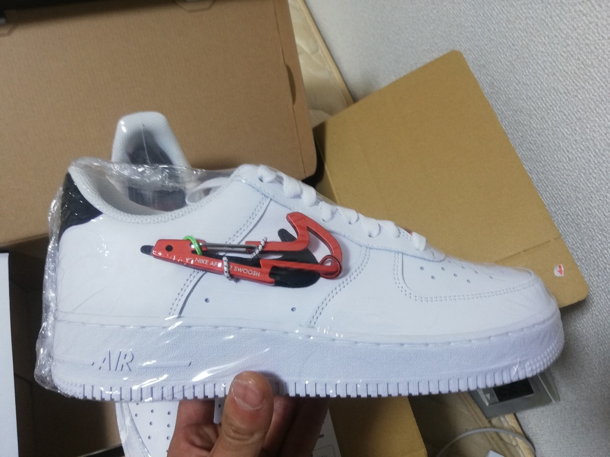色移り有り NIKE エアフォース1 プレミアム ホワイト カラビナ