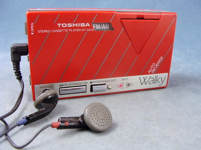 ◆希少品◆カセットテープがはみ出す、赤い カセットプレーヤー　 東芝　Walky　KT-AS10◆AM/FM/ワイドFM放送　OK◆ジャンク◆_画像1