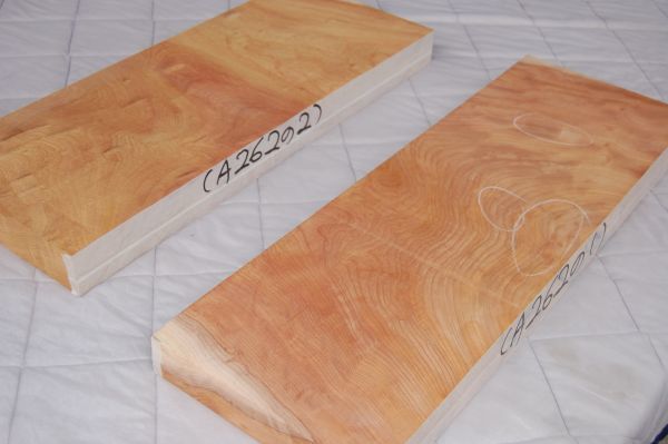 欅　関東ケヤキと綾ケヤキ　2本で21000円 新品 材木　角材 20年以上乾燥