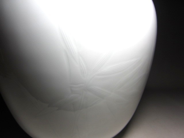 人間国宝 井上萬二 笹の絵 白磁彫文壷 透明感のある美しい逸品 v754