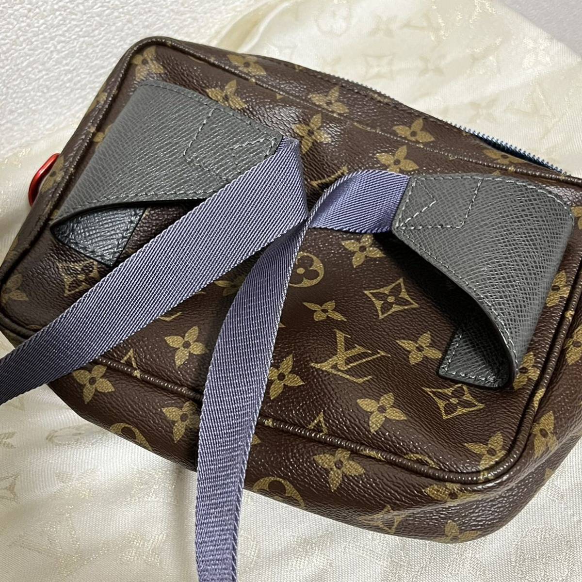 希少 LOUIS VUITTON ルイ・ヴィトン モノグラム ボディバッグ 希少 LOUIS VUITTON ルイ・ヴィトン モノグラム ボディバッグ