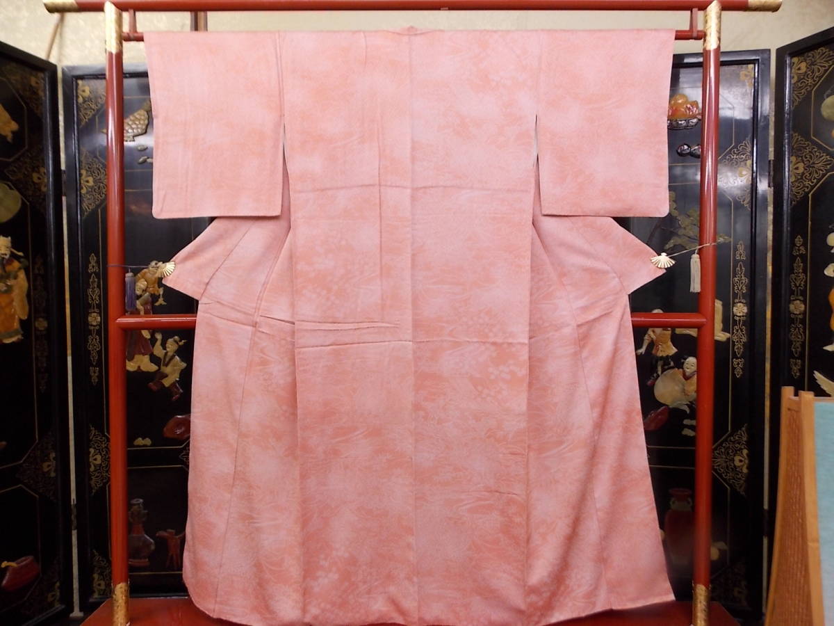 きもの今昔3809 夏の100円バーゲン 小紋のきもの 広衿袷仕立て 正絹綸子地 流水庭園柄糸目模様 ローズ色濃淡