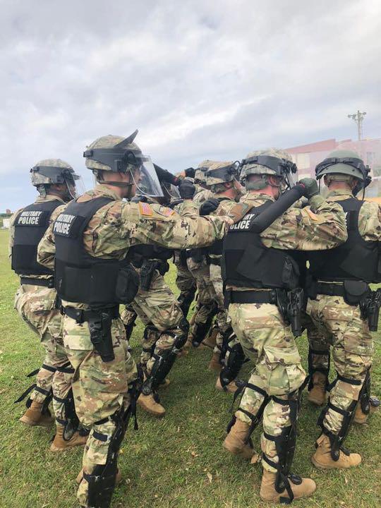 ッチと ヤフオク! - 米軍放出 U.S.ARMY MILITARY POLICE ボディーア 週末セール 米軍放出 POLICEボディアーマー MILITARY U.SARMY 個人装備