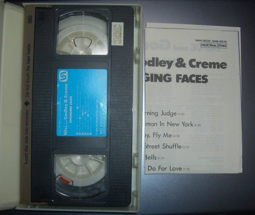 VHSテープ★『CHANGING FACES 10cc & Godley and Creme』1988年★プロモ・ライブ映像11曲、解説・歌詞リーフレット付き_画像4