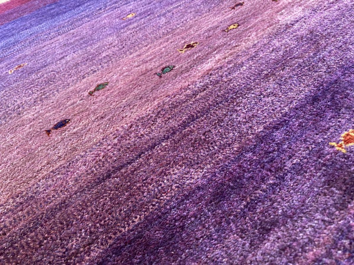 １枚は欲しいZollanvari社のギャッベ絨毯！美しい紫のグラデーションに魚柄もとても可愛い！四季を通じて使える毛足の長いペルシャ絨毯送込_画像5