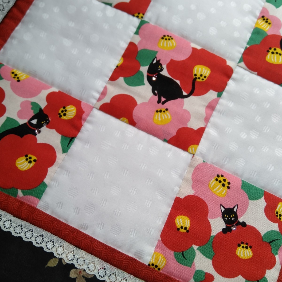 黒猫と椿のパッチワークキルトタペストリーです ハンドメイド 黒猫と椿のパッチワークキルトタペストリーです ハンドメイド