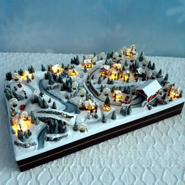 【まとめ買い】 光る 動く 13年前の新品 ジオラマ 光の 証明書付き 冬の村の風景 工芸品