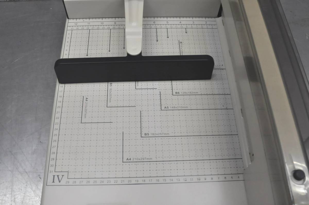 ♪♪C195-1 大型裁断機 ペーパーカッター W390×D630×H330 オフィス 事務 書斎 業務用 卓上♪♪_画像4